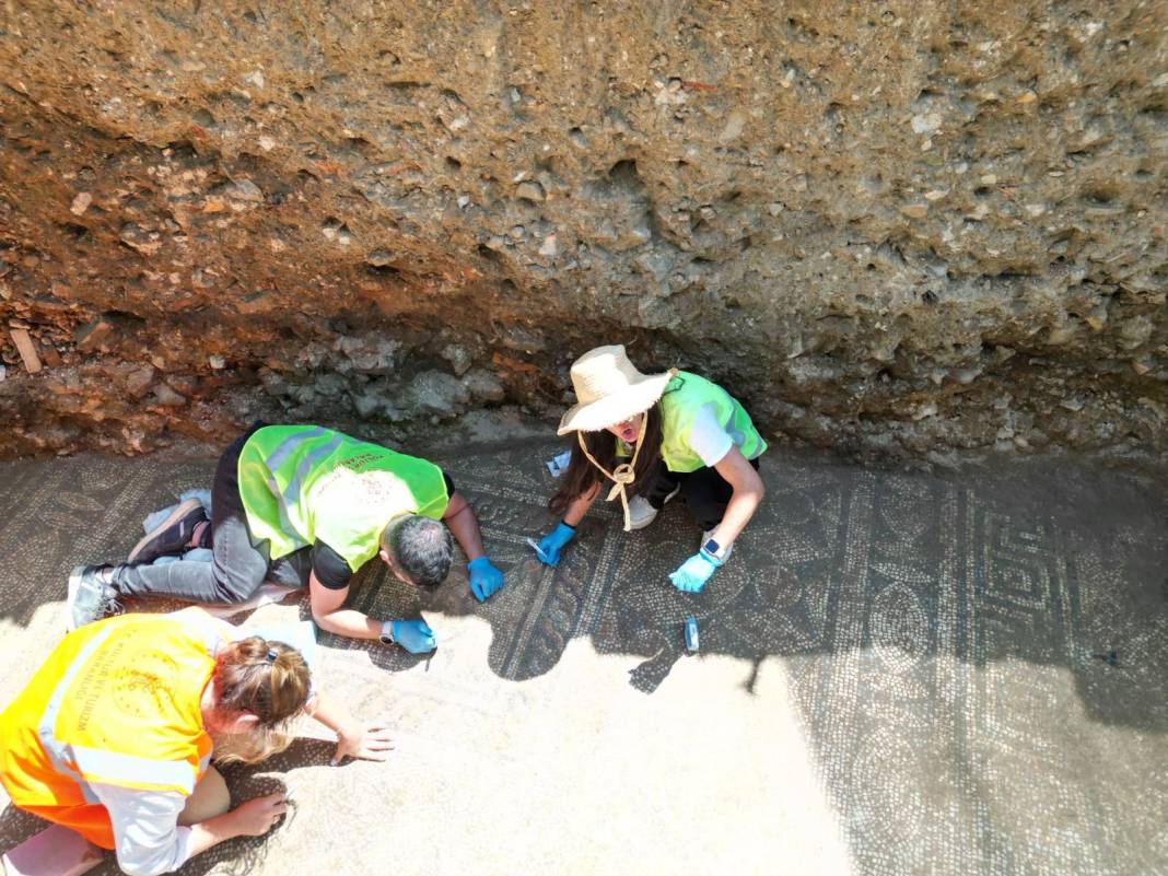Side Antik Kenti'nde kazıda mozaik bulundu! Tam 2 bin yıllık. Birçok sır açığa çıkacak 13